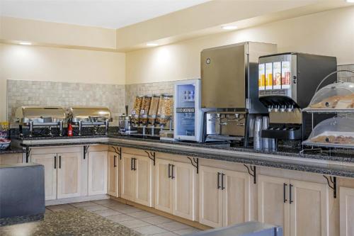 a kitchen with aasteryasteryasteryasteryasteryasteryasteryasteryasteryasteryasteryastery at Best Western Plus Woodstock Hotel Conference Centre in Woodstock