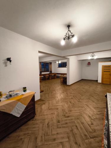 a large room with a wooden floor and a ceiling at Wynajem Pokoi Maria Sowińska in Biały Dunajec