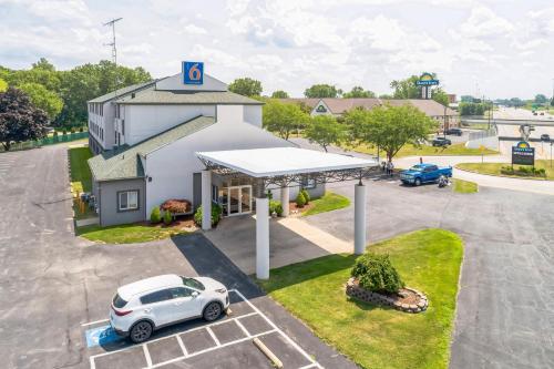 an overhead view of a gas station with a car parked in a parking lot at Motel 6-Milan, OH - Sandusky in Milan