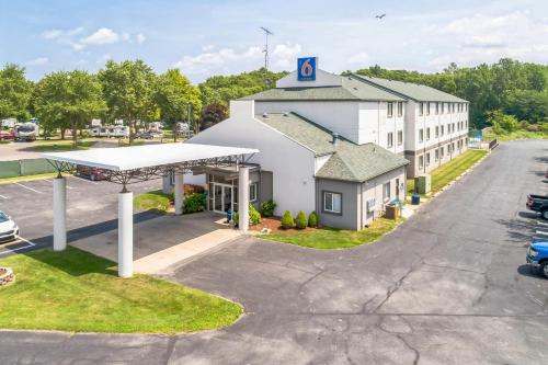 an overhead view of a building with a parking lot at Motel 6-Milan, OH - Sandusky in Milan
