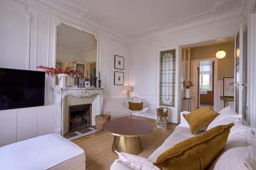 Grand appartement Haussmannien à 12 min de Paris - chic spacious classic Parisian apartment