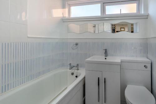 Bilik mandi di Fairhaven Apartment