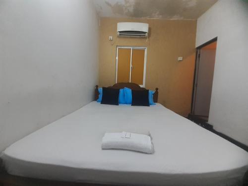 Ένα ή περισσότερα κρεβάτια σε δωμάτιο στο The Options Beach Inn Colombo