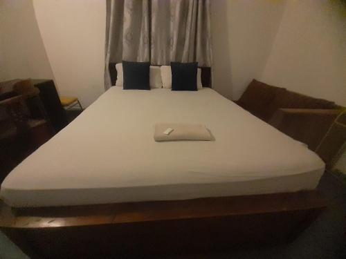 Ένα ή περισσότερα κρεβάτια σε δωμάτιο στο The Options Beach Inn Colombo