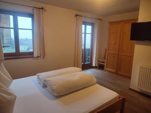 Una cama o camas en una habitación de Bauernhof Lienharter