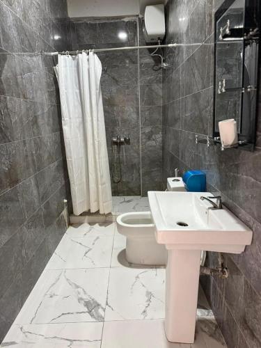 ザンジバルシティにあるBleu Zanzibarの洗面台とトイレ付きのバスルーム