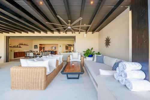 Ένα ή περισσότερα κρεβάτια σε δωμάτιο στο Porta Fortuna Villa Punta Mita Gates