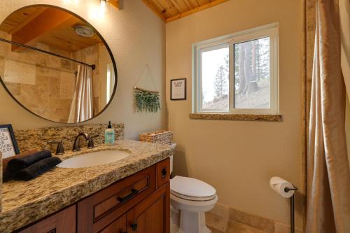Bilik mandi di Hot Tub and Scenic Views Luxury Twain Harte Cabin!