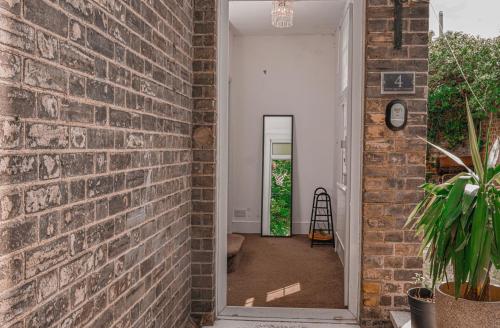Fotografie z fotogalerie ubytování 3-Bed Cottage Sleeps 8 Walk to Thames Garden v destinaci Hampton