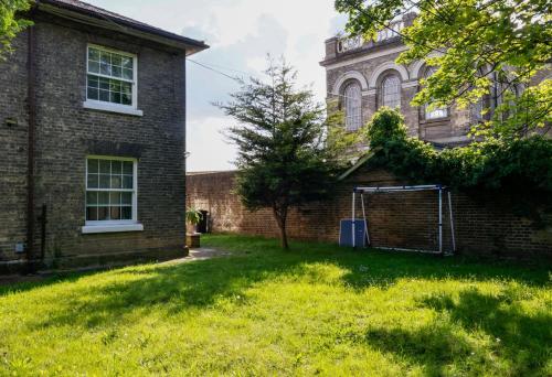 Zahrada ubytování 3-Bed Cottage Sleeps 8 Walk to Thames Garden