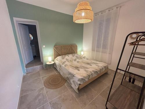 ein kleines Schlafzimmer mit einem Bett und einer Lampe in der Unterkunft Bel appart moderne et climatisé "PAUL" in Alès