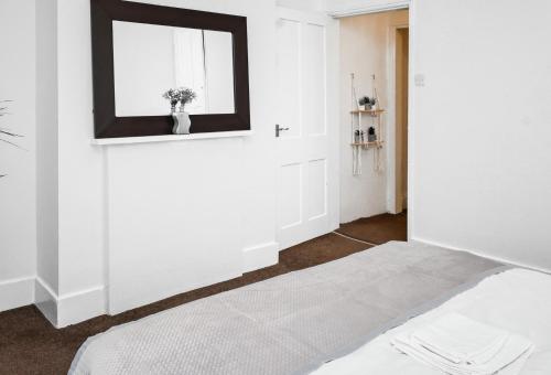 Postel nebo postele na pokoji v ubytování 3-Bed Cottage Sleeps 8 Walk to Thames Garden