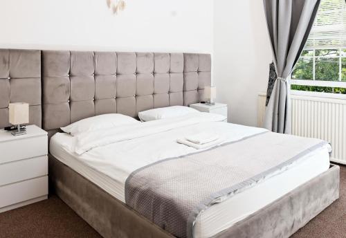 Postel nebo postele na pokoji v ubytování 3-Bed Cottage Sleeps 8 Walk to Thames Garden
