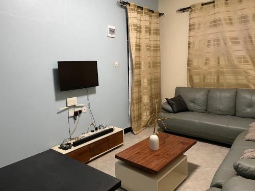 TV a/nebo společenská místnost v ubytování Stylish cozy stay Kyanja