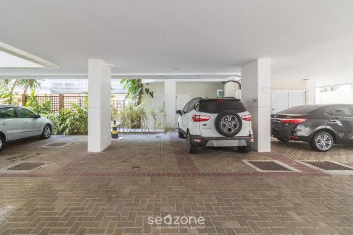 a car garage with two cars parked in it at Apto 1 Quarto em Cond. Frente Mar MNDA0217 in Škorak