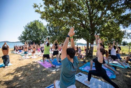 a group of people doing yoga at the beach at To σαλέ της λίμνης 2 in Kalyvia Fylaktis