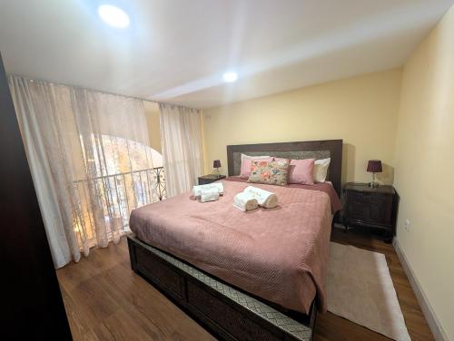 a bedroom with a bed with two towels on it at Grand studio 29 in Faro