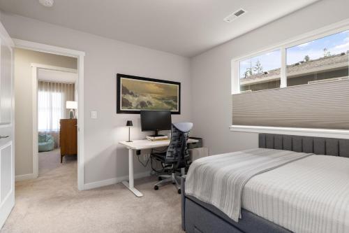 Ένα ή περισσότερα κρεβάτια σε δωμάτιο στο Perch - Crestwood Getaway