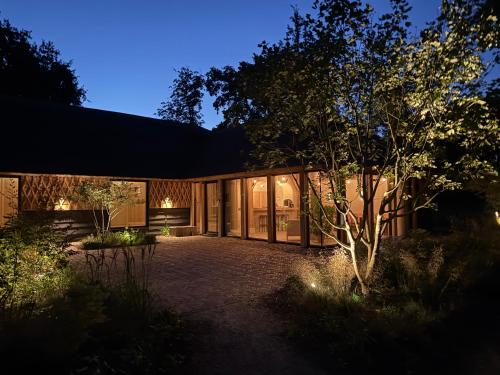 a house with a courtyard at night at B&B Het Nagtegaaltje in Collendoorn