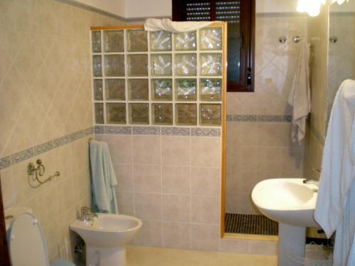un baño con inodoro y lavabo en villa Manuel, en Arcos de la Frontera