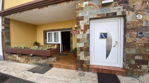 una porta d'ingresso di una casa con un muro di pietra di El Jade - Guada Apartamento a Valle Gran Rey