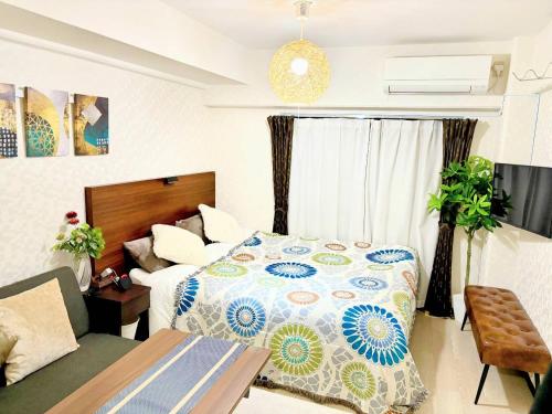 Postel nebo postele na pokoji v ubytování MIYAVI#302 3min walk Narimasu Station, 4 people, wide queen bed & sofa, Tokyo's largest Don Quijote