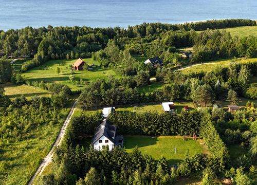 an aerial view of a white house on a green field at Mazury w Zasięgu in Brajniki