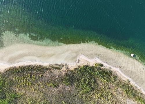 an aerial view of an island in the ocean at Mazury w Zasięgu in Brajniki