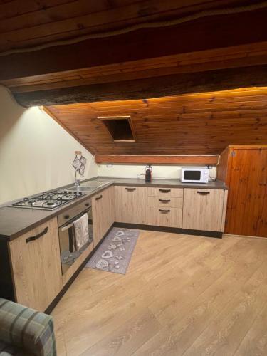 a kitchen with a stove and a stove top oven at Casa Vacanze La Vite in Bordogna