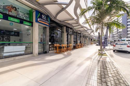 a street with a palm tree in front of a building at STUDIO/ESTÚDIO TOP - Praia 200M & Lazer Incrível / Stylish Stúdio - 200M Beach & Great Amenites in Maceió