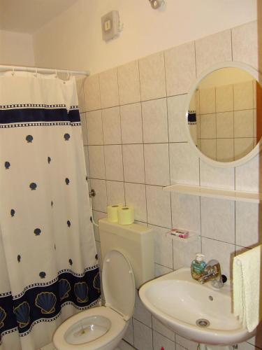 Ένα μπάνιο στο Apartmani Ana 1