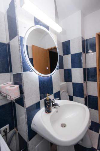 Ένα μπάνιο στο IZZY Apartament