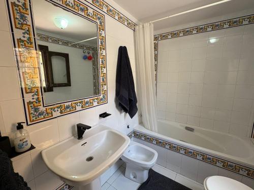 Un baño con lavabo, inodoro y bañera. en Perfect pool Bungalow HMWY, en Torrevieja