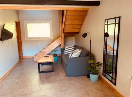 un salon avec un canapé et une table dans l'établissement Complejo Pradera Centro, à San Martín de los Andes