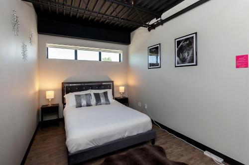a bedroom with a bed and two lamps in it at Cartier-Lux DT Unit-Skyline Views in Des Moines