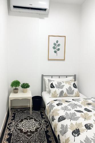 Ένα ή περισσότερα κρεβάτια σε δωμάτιο στο Cozy Haven Downtown Abu Dhabi