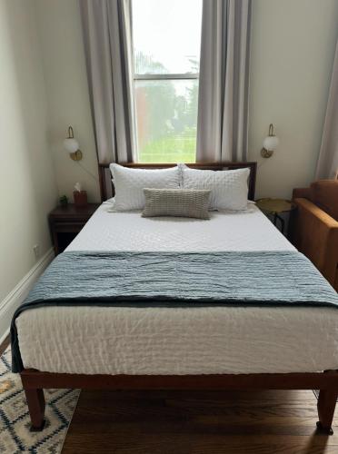 En eller flere senge i et værelse på Boutique Studio Apartment