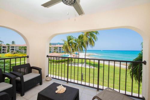 ジョージ・タウンにあるGeorgetown Villas #202 Oceanfront on 7 Mile Beachのビーチを望むバルコニー