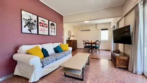 Beach house in the heart of Athens Riviera
