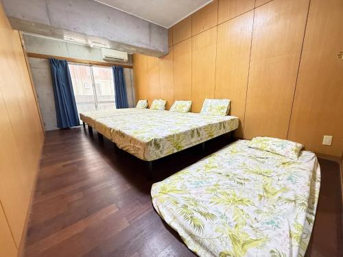 a room with two beds in a room at Guest House Terrace Sakashita - Vacation STAY 46659v in Naha