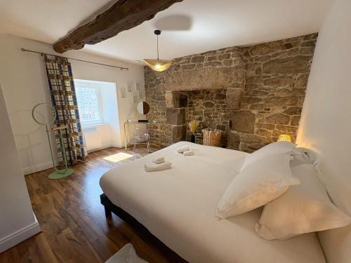 Postel nebo postele na pokoji v ubytování Le Rumorvan - Magnifique maison en pierre renovee
