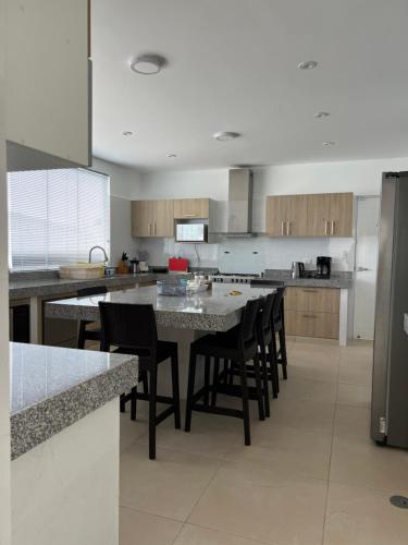 a large kitchen with a table and chairs in it at Acogedora casa de playa para la familia y amigos in San Antonio