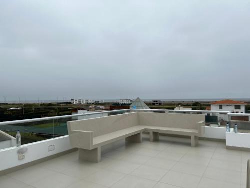 an empty building with a bench on the roof at Acogedora casa de playa para la familia y amigos in San Antonio
