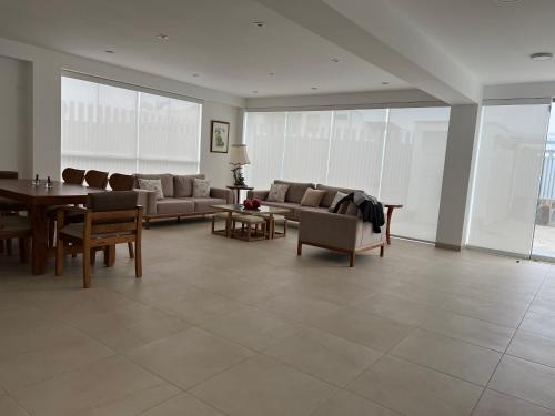 a living room with a couch and a table at Acogedora casa de playa para la familia y amigos in San Antonio