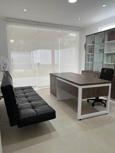 a desk and a chair in a room at Acogedora casa de playa para la familia y amigos in San Antonio