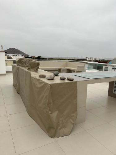 a table covered with a tarp in a room at Acogedora casa de playa para la familia y amigos in San Antonio