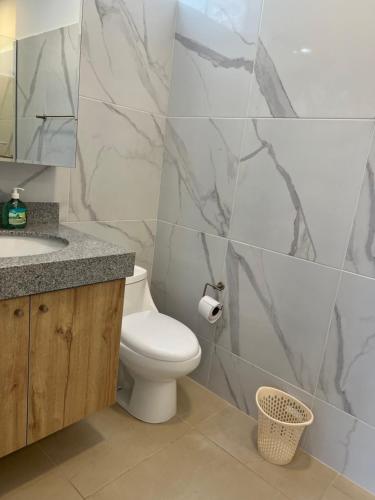 a bathroom with a toilet and a sink at Acogedora casa de playa para la familia y amigos in San Antonio