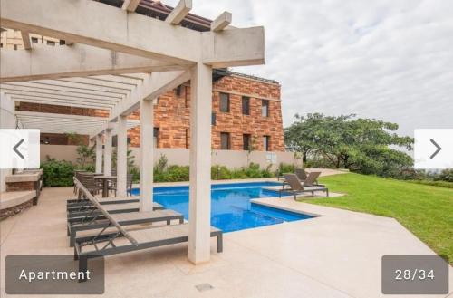 Bazén v ubytování Zimbali Capital Suite nebo v jeho okolí