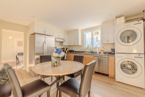 a kitchen with a table and chairs in a kitchen at LUXE 4BDR2BA Near Boston- T-Station & Encore Casino in Somerville