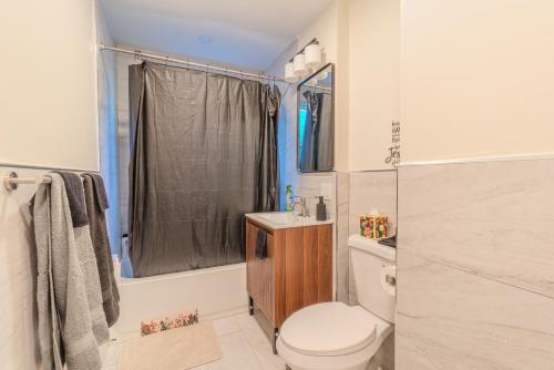 Ένα μπάνιο στο LUXE 4BDR2BA Near Boston- T-Station & Encore Casino